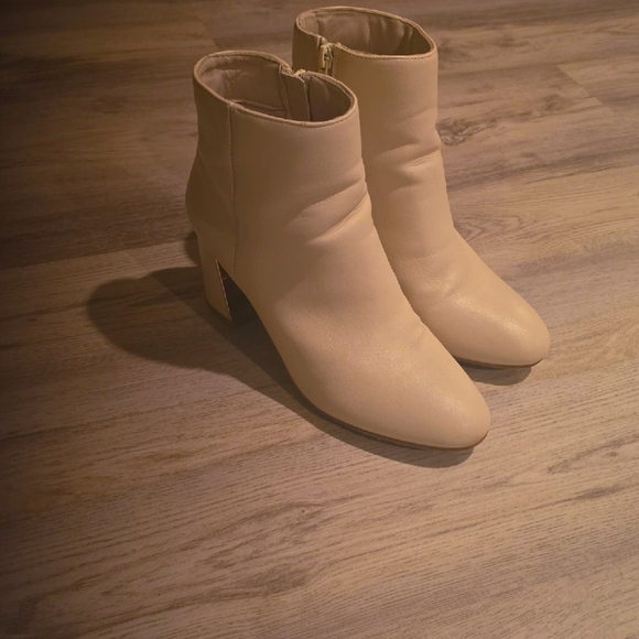 Elegant Cream Ankle Boots - Picture 2 of 4